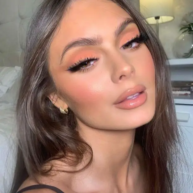 Peachy Nude Makeup Look