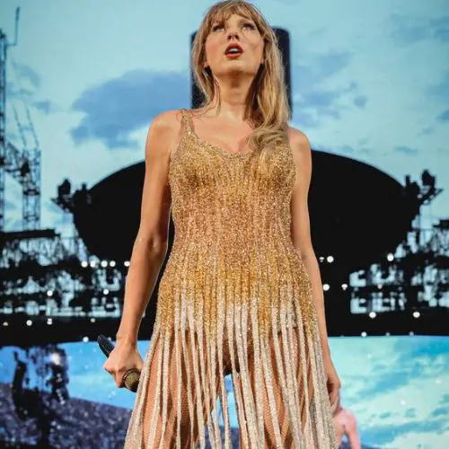 taylor swift golden outfit