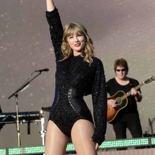 taylor swift in black 