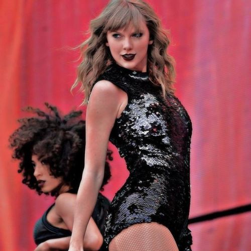 taylor swift in black 