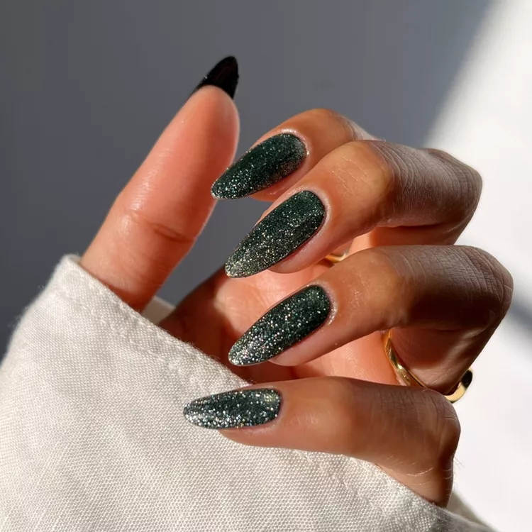 Christmas tree nail art inspo