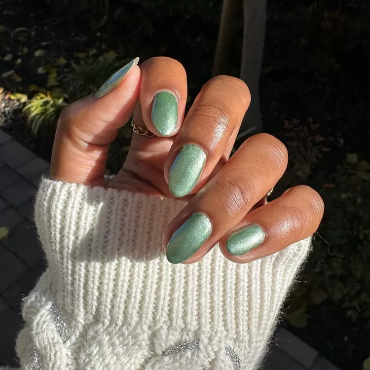 Simple green sleigh christmas nail